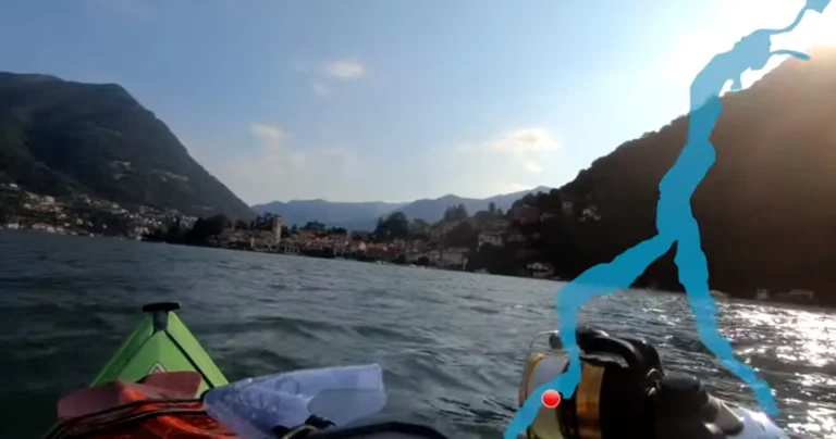 News 1° periplo del Lago di Como nell’estate 2021, video di Michele Napione: prua del kayak sul lago con il percorso tracciato sulla foto