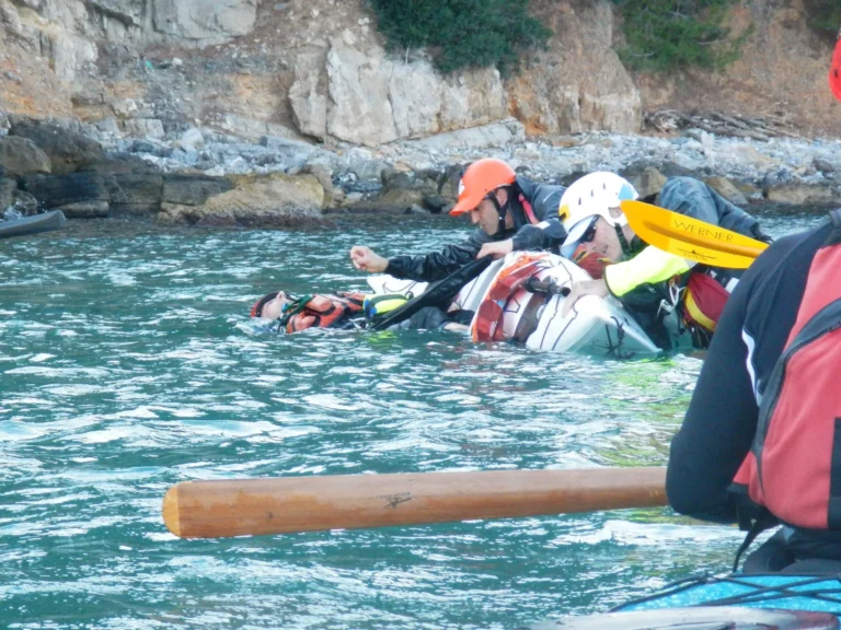 News Seminario di aggiornamento Lerici 2018: esercitazione di soccorso in acqua tra i kayak