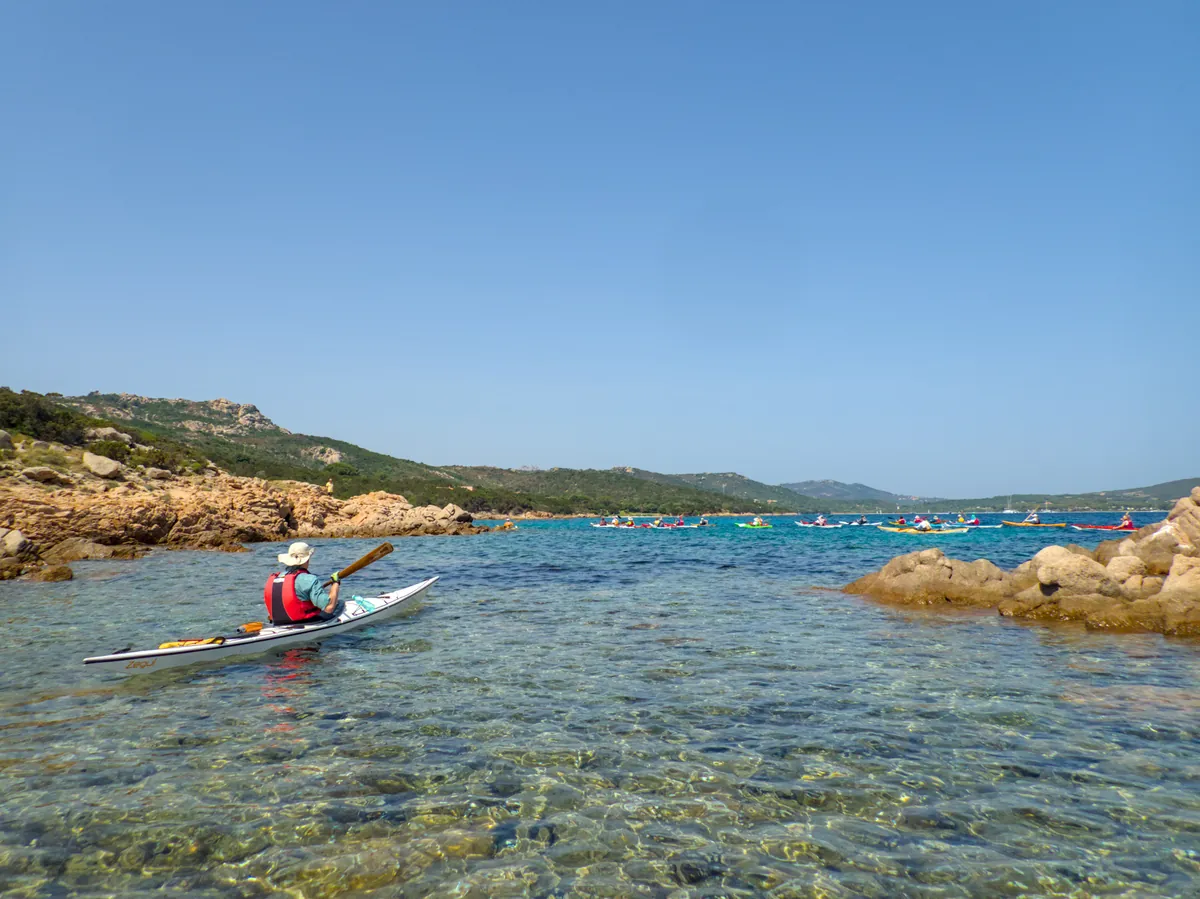Pagaia Azzurra, il primo livello: kayak da mare in acqua calma e trasparente, vicino agli scogli di granito