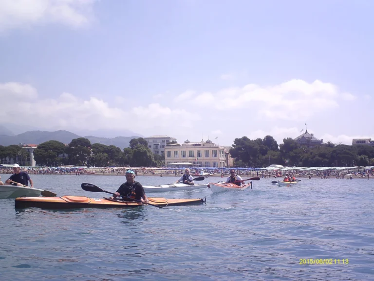 News 22° Raduno Turistico Canoistico Baia delle Favole Domenica 26 Maggio 2019: kayak in acqua davanti al lungomare