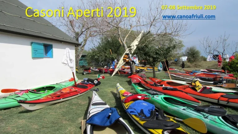 News CASONI APERTI 2019 6-7-8 settembre 2019: kayak colorati sul prato davanti al casone