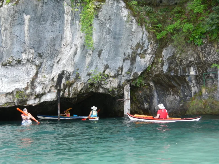 Resoconto di LB su Mini maratona sul Lario-Memorial Erica Resoconto di LB su Mini maratona sul Lario-Memorial Erica: kayak sotto la parete di roccia con la cascata