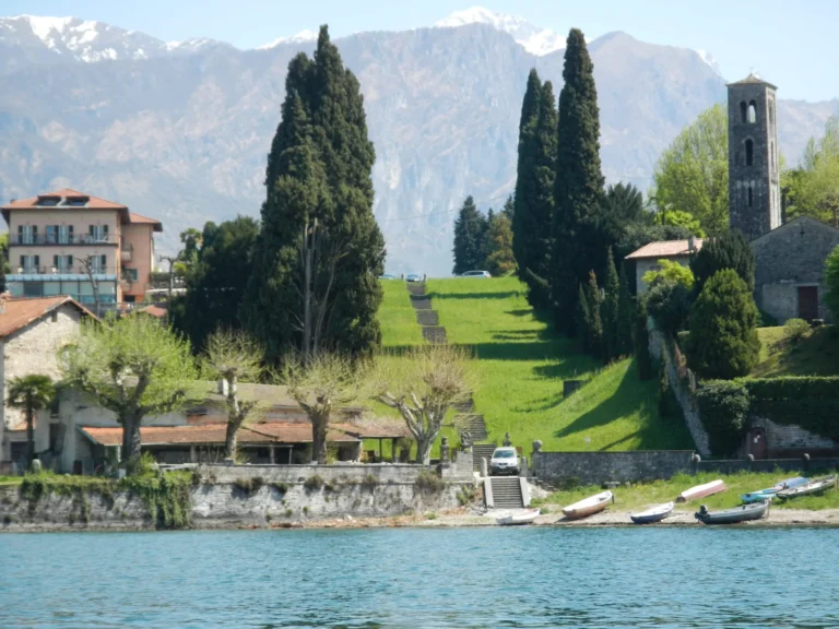 Resoconto di LB su Mini maratona sul Lario-Memorial Erica Resoconto di LB su Mini maratona sul Lario-Memorial Erica: giardino con i cipressi in riva al lago