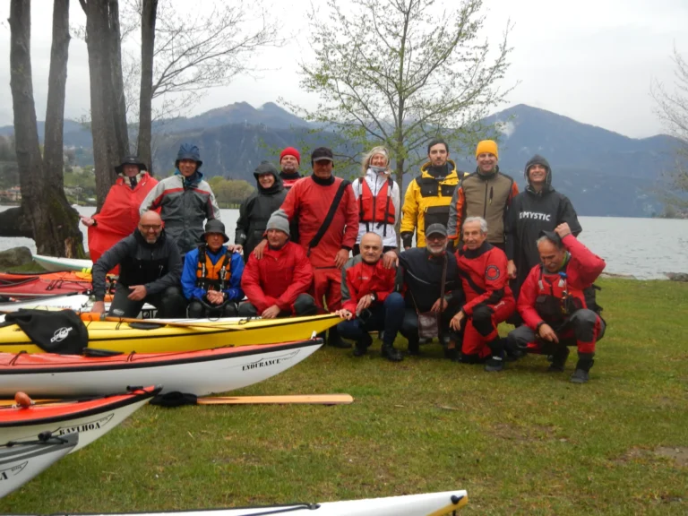 News 7 Aprile 2019, un altro giorno sul Cusio: foto di gruppo dei partecipanti con i kayak sul prato in riva al lago