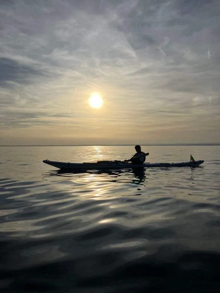 News Pensiero per Andrea Bresil: kayak in controluce sul lago al tramonto