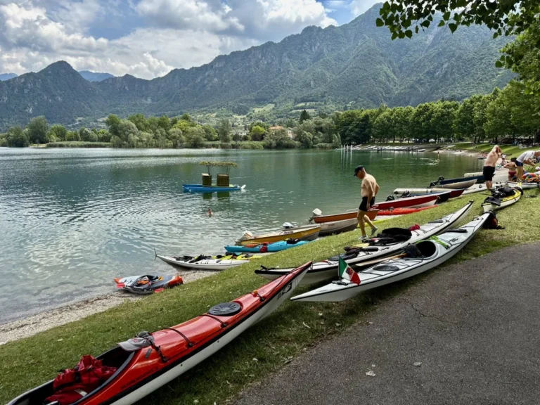 News Attenti a quei due Lago di Ledro e Lago d’Idro 18-19 luglio 2026: kayak da mare in fila sul prato in riva al lago