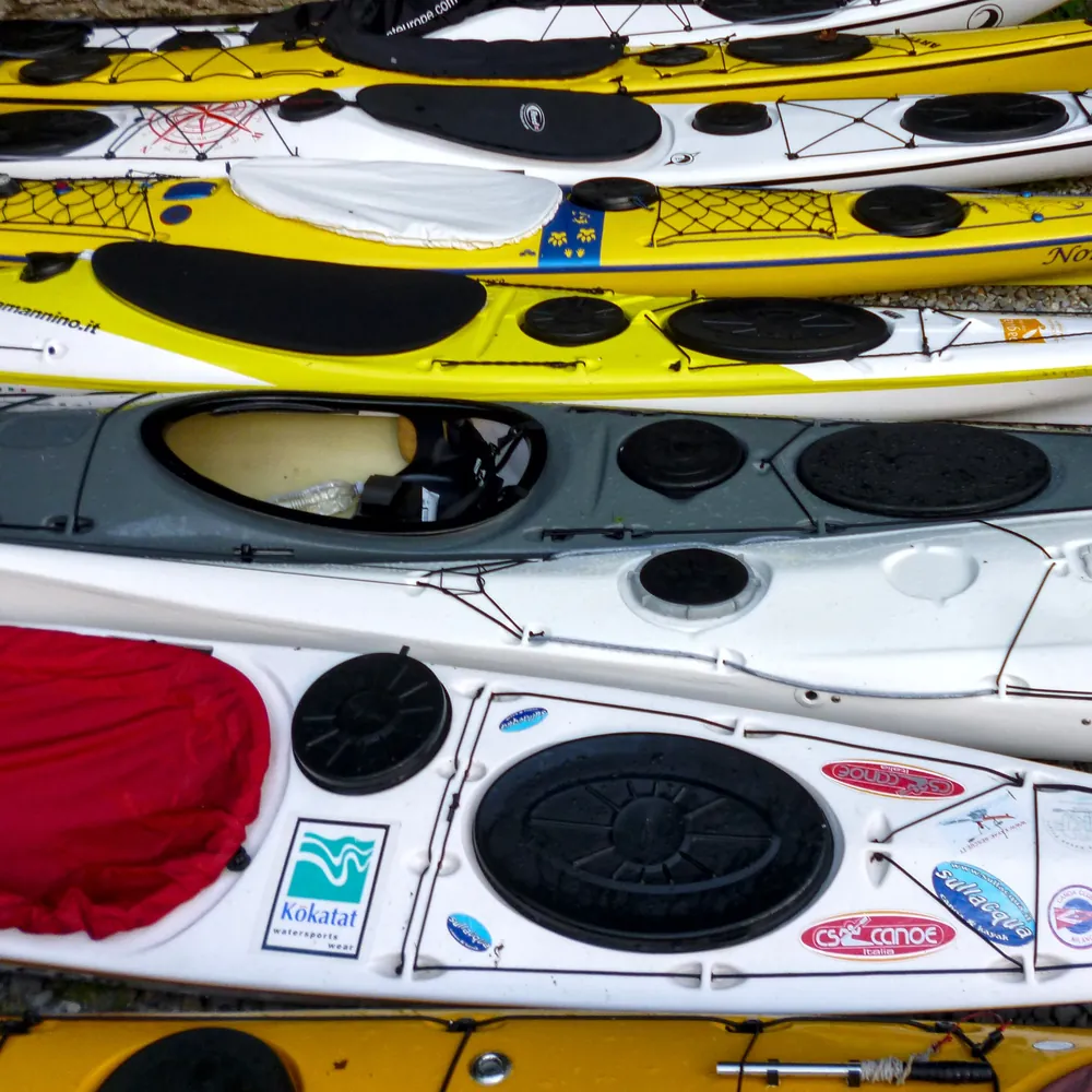 Attrezzatura kayak da mare, la barca: ponti di kayak visti dall’alto, con i tappi dei gavoni stagni e le lifeline in coperta