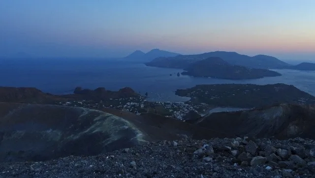 News Commenti e immagini su Camp Eolie 2017: isole all'orizzonte al tramonto viste dall'alto