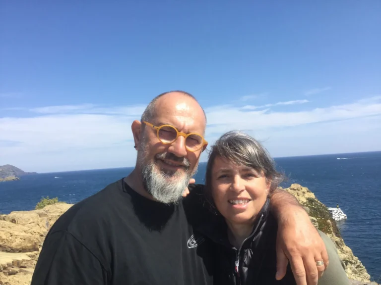 News Di ritorno dal Symposium Pagaia 2017 in Spagna: due partecipanti sorridenti sulla scogliera davanti al mare