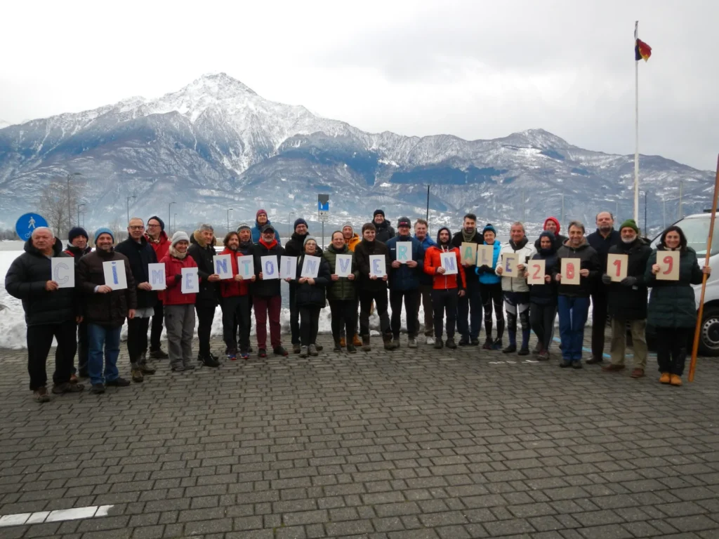 Cimento invernale 2019-le cronache: foto di gruppo sul lungolago davanti alla montagna innevata
