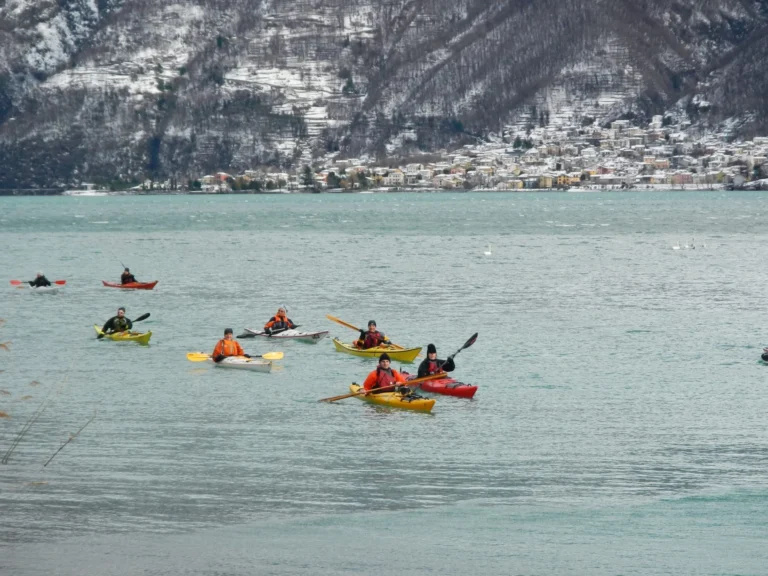 Cimento invernale 2019-le cronache: kayak colorati sul lago sotto le montagne innevate