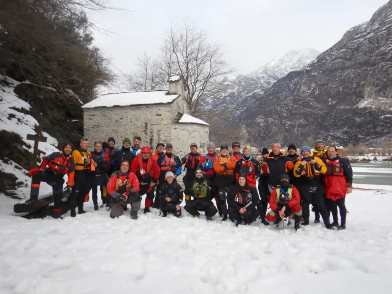 Cimento invernale 2019-le cronache: foto di gruppo nella neve davanti alla chiesetta