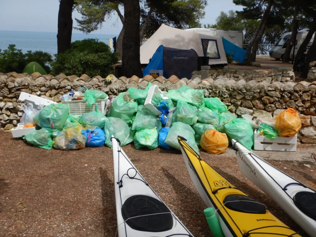 COMUNICATO STAMPA E INVITO GIORNALISTI, Fiumicino, 9 luglio, presentazione del progetto #plasticfreegc: sacchi di rifiuti raccolti sulla spiaggia accanto ai kayak