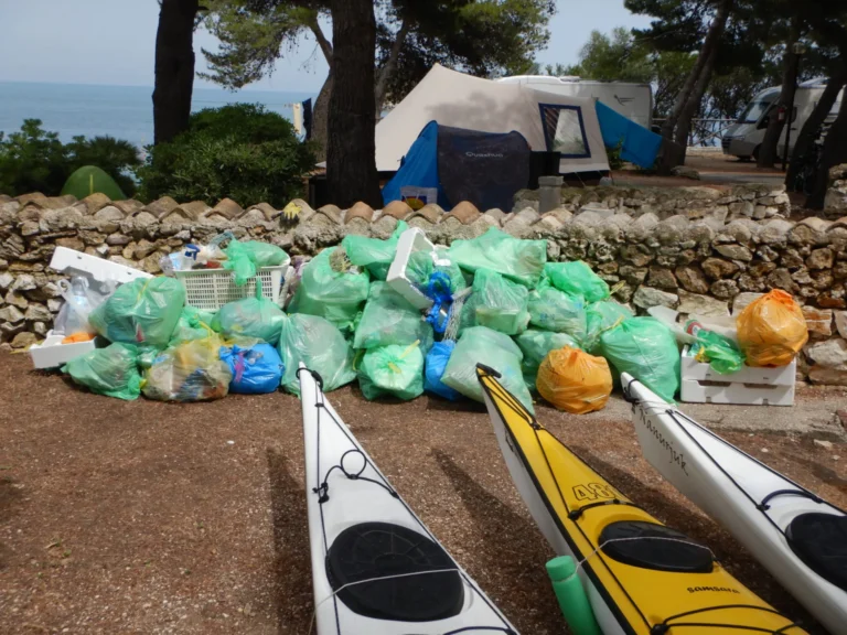 News COMUNICATO STAMPA E INVITO GIORNALISTI, Fiumicino, 9 luglio, presentazione del progetto #plasticfreegc: sacchi di rifiuti raccolti sulla spiaggia accanto ai kayak