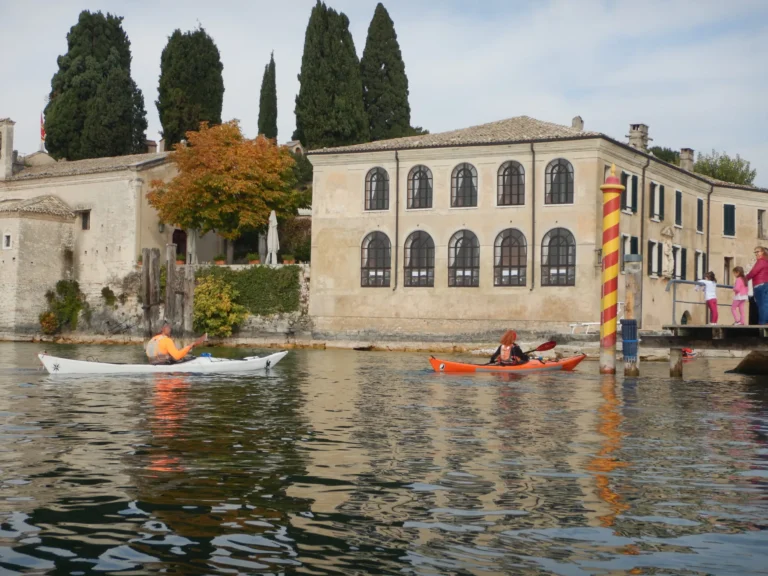 News CONCENTRAZIONESKIMOKAYAK 2021 30-31 Ottobre Testo di ellebi: kayak davanti alla villa affacciata sul lago
