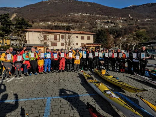 News Cronaca dal Cimento 2018: partecipanti in fila sul piazzale con i kayak