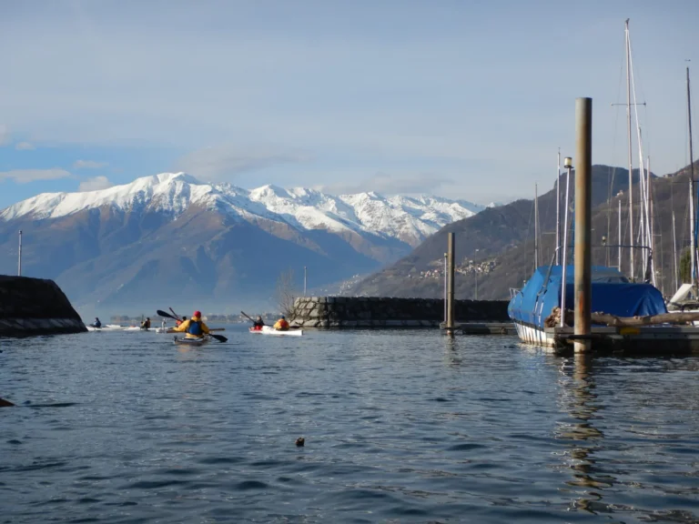 News Cronaca del Cimento Invernale 2020 sull’Alto Lario: darsena sul lago con le montagne innevate