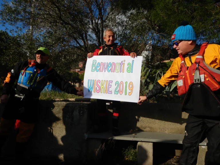 News Cronaca del Wiskie 2019, 30 Novembre, 1 Dicembre: partecipanti con il cartello di benvenuto al Wiskie 2019