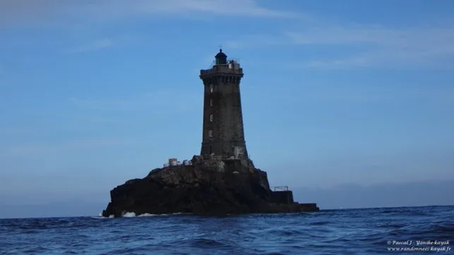 Racconti di navigazione Da Baie des Trépassés a Plouhinec_ paesaggi selvaggi e magnifici, luglio 2022: faro di pietra sullo scoglio in mezzo al mare