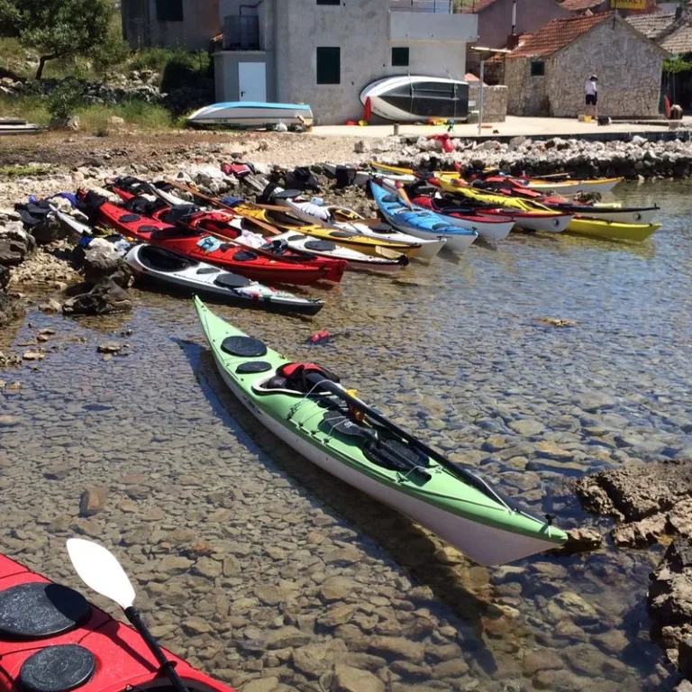 Periplo della sardegna in allegria Periplo della sardegna in allegria: kayak da mare colorati in secca sugli scogli