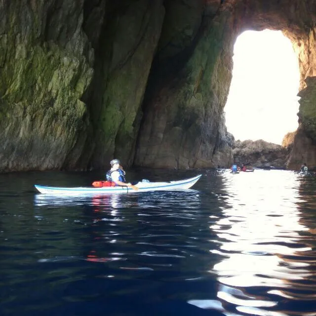 Periplo della sardegna in allegria Periplo della sardegna in allegria: kayak all'uscita di una grotta marina