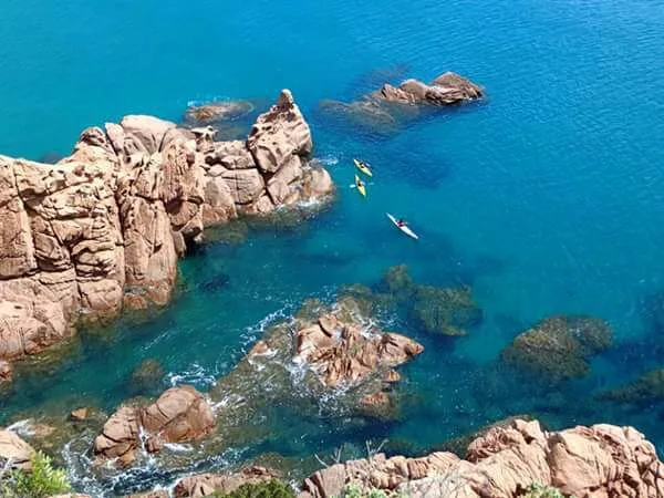 Periplo della sardegna in allegria Periplo della sardegna in allegria: scogli di granito rosa nel mare turchese