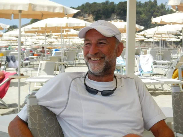 News Il mare della domenica: kayaker sorridente seduto in spiaggia