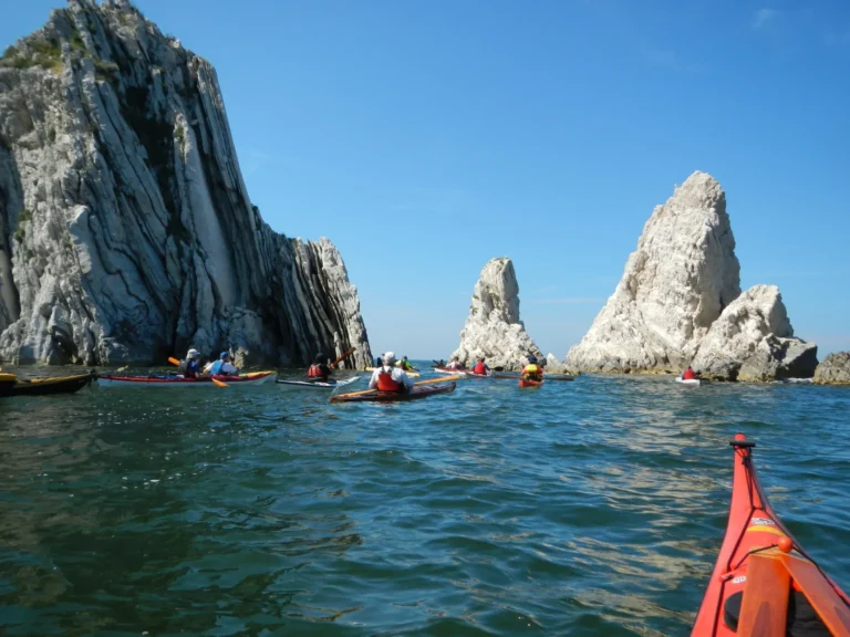 Di ritorno da Conero in kayak 2018: kayak davanti ai faraglioni bianchi