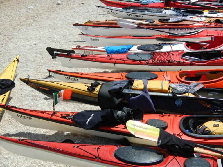 Di ritorno da Conero in kayak 2018: kayak da mare colorati allineati sulla spiaggia