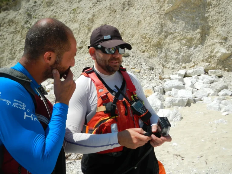 Di ritorno da Conero in kayak 2018: due kayaker che guardano una macchina fotografica