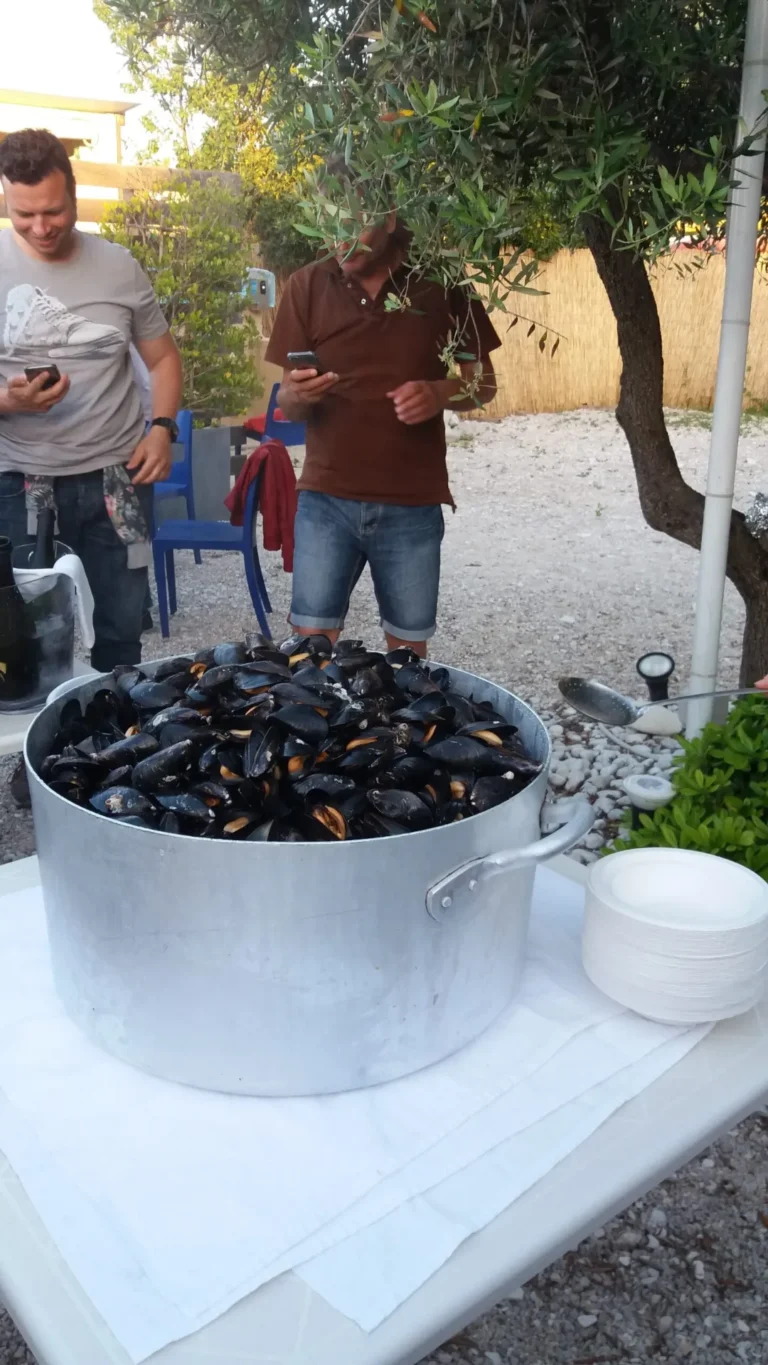 Di ritorno da Conero in kayak 2018: pentolone di cozze preparato all'aperto