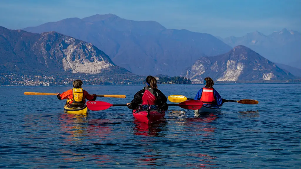 Formazione e certificazioni di kayak da mare: tre kayaker sul lago durante un esame Pagaia Azzurra