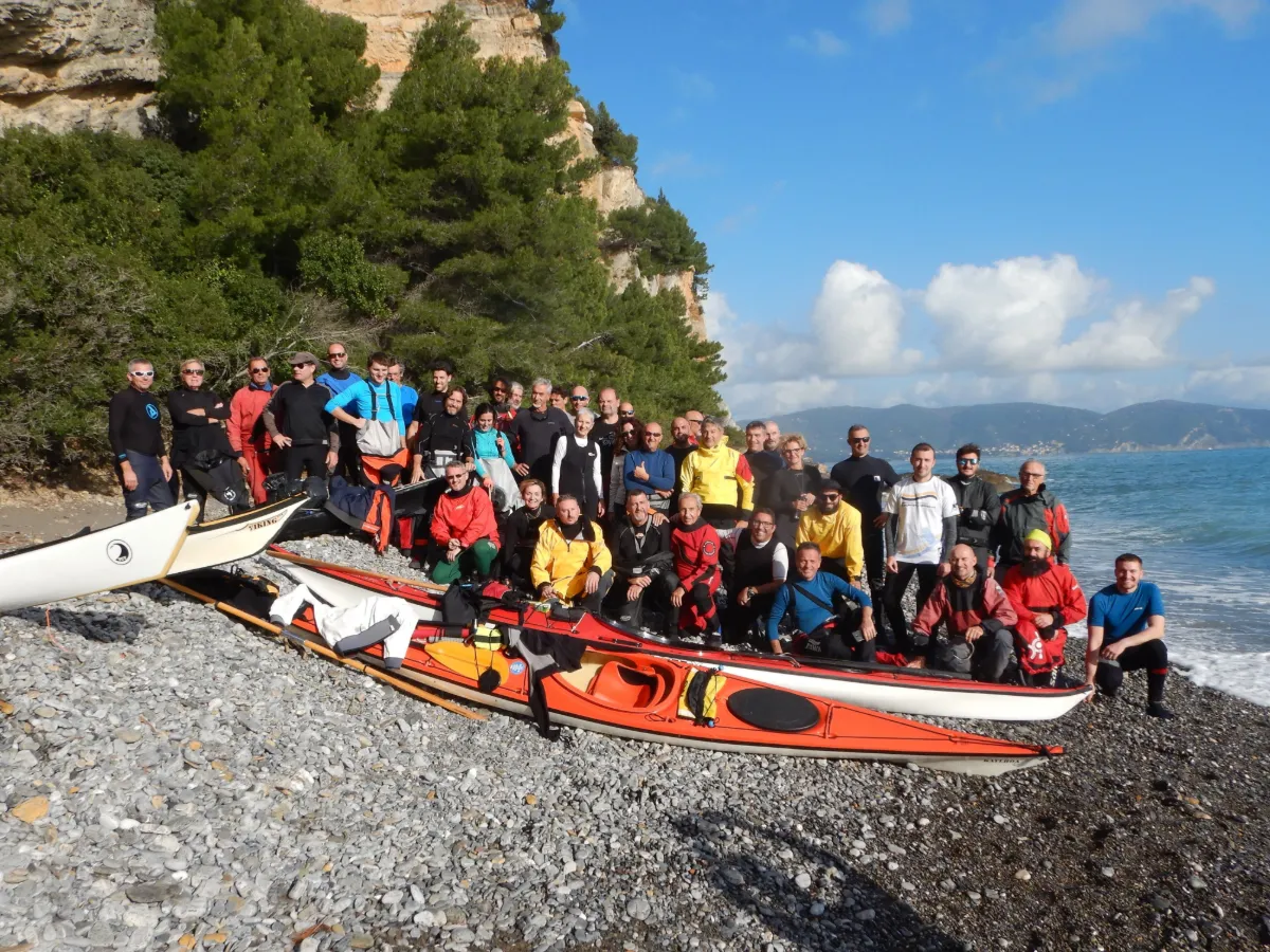 Eventi di kayak da mare, il WHISKIE 2019: foto di gruppo dei partecipanti sulla spiaggia, con i kayak da mare in primo piano