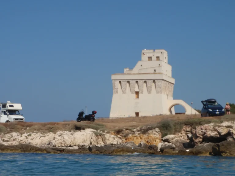 Gargano 2012 – Enzo e Roberta Gargano 2012, Enzo e Roberta: torre costiera sugli scogli