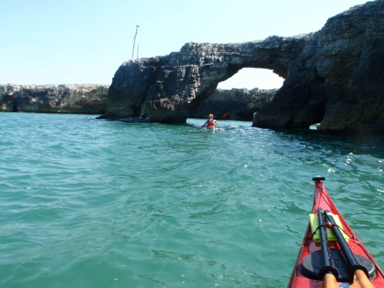 News Gargano 2012, Enzo e Roberta: prua del kayak verso l'arco di roccia sul mare