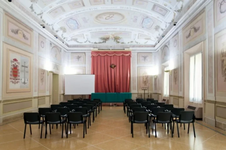 News Incontro annuale dei tecnici di Sottocosta, 15 e 16 aprile, Bologna: sala conferenze con le sedie pronte per l'incontro