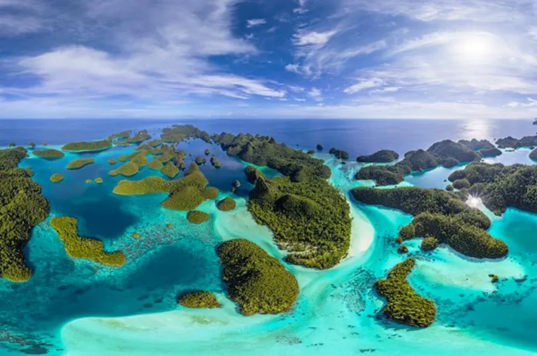 News Indonesia, Il paradiso del kayak: isole verdi nel mare turchese viste dall'alto