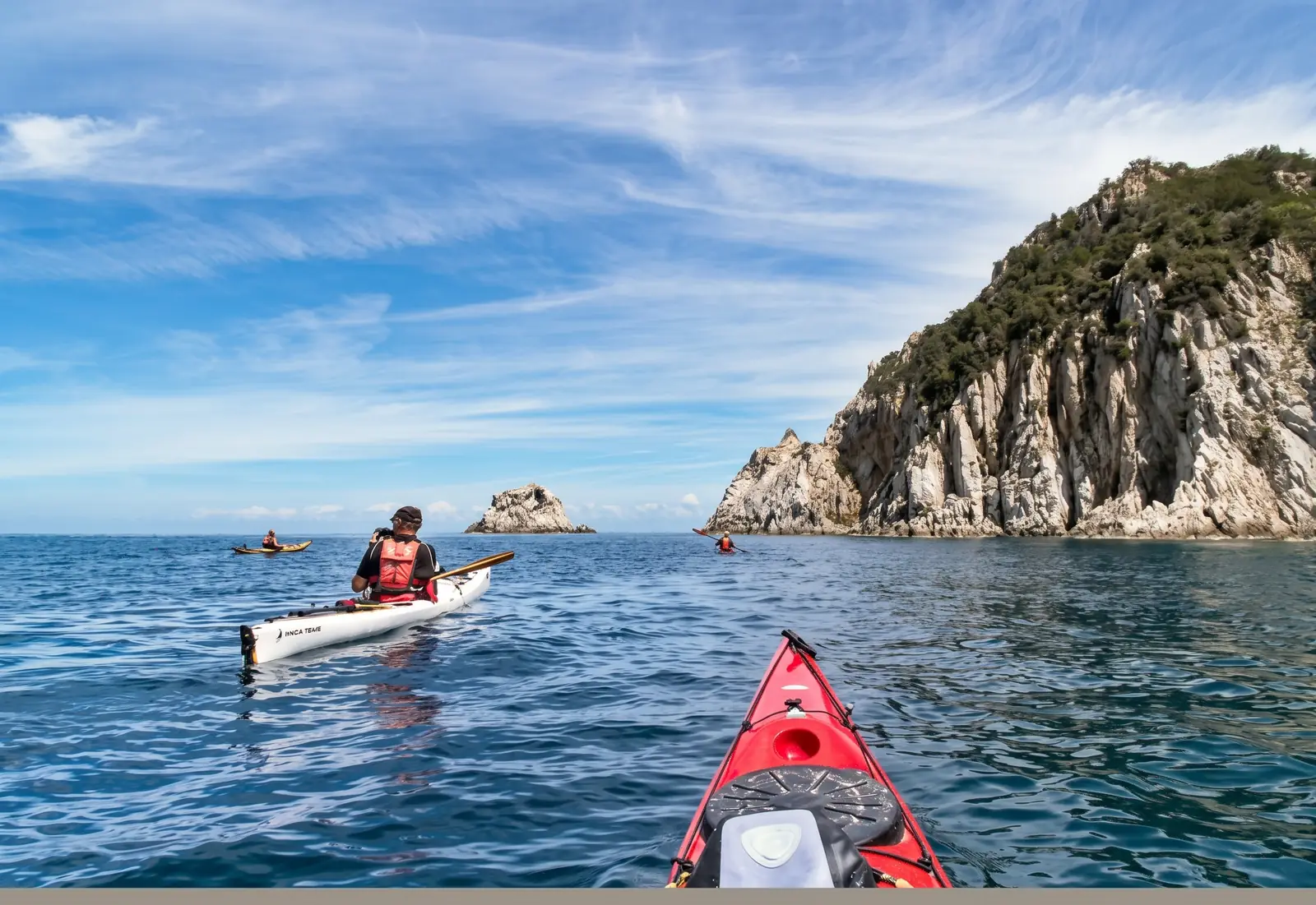 Chi siamo, l’associazione di kayak da mare: kayak da mare in navigazione verso le falesie bianche