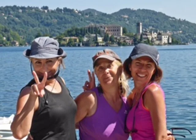 News Lago d’Orta, agosto 2017 .quale miglior resoconto?: tre partecipanti sorridenti sul lago d'Orta