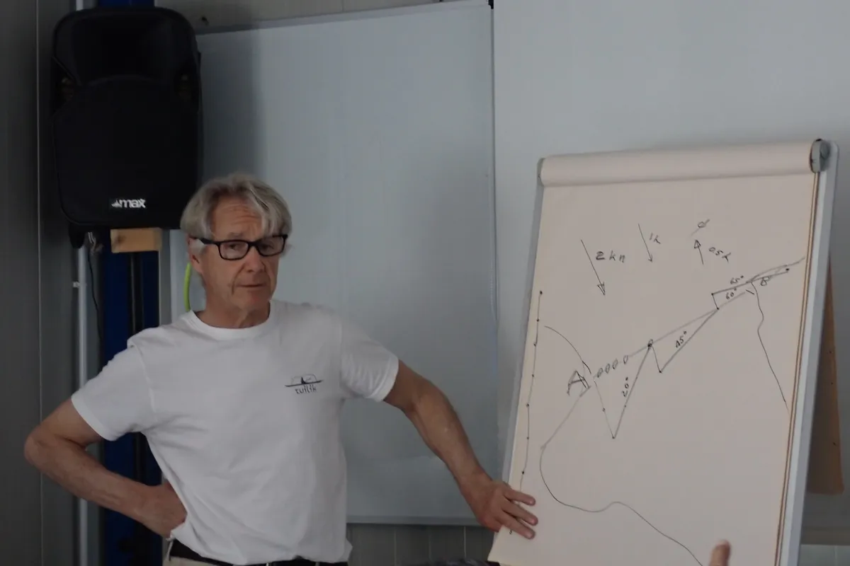 Diventare istruttore di kayak da mare, i Maestri Formatori: lezione in aula davanti alla lavagna