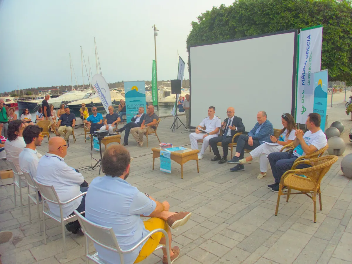 Notizie di Sottocosta: incontro pubblico sul lungomare, con relatori e pubblico davanti a uno schermo