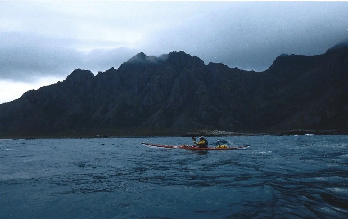 Pagaia Azzurra fuori dall’Italia: kayak da mare sotto le montagne alla Arctic Sea Kayak Race del 2001, in Norvegia