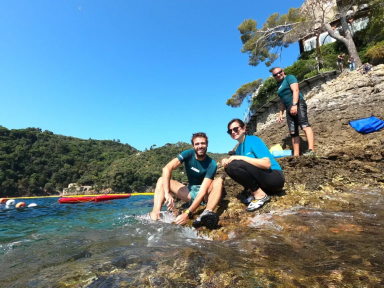 Portofino Seaweed Garden: un giardino di alghe custodito dalla comunità outdoor nell’Area Marina Protetta di Portofino Portofino Seaweed Garden: un giardino di alghe custodito dalla comunità outdoor nell’Area Marina Protetta di Portofino: due kayaker seduti sugli scogli in riva al mare
