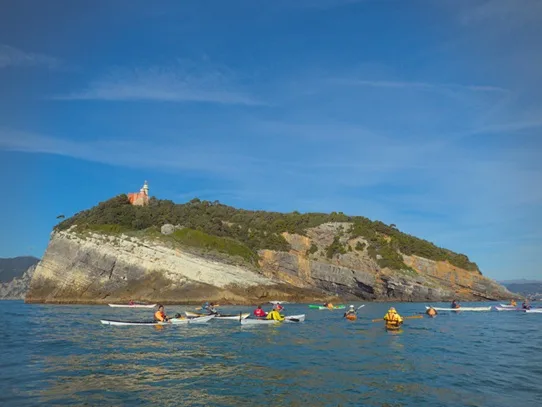 News Portovenere 2025: kayak davanti all'isola con la torre