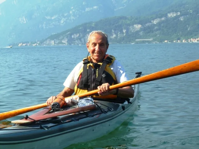 News Calendario Eventi 2018: kayaker sorridente che pagaia con la pagaia in legno