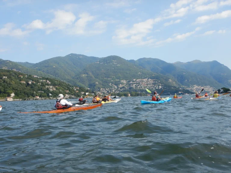 News Quel ramo del lago di Como che non volge a mezzogiorno: kayak da mare in navigazione sul lago con le montagne sullo sfondo