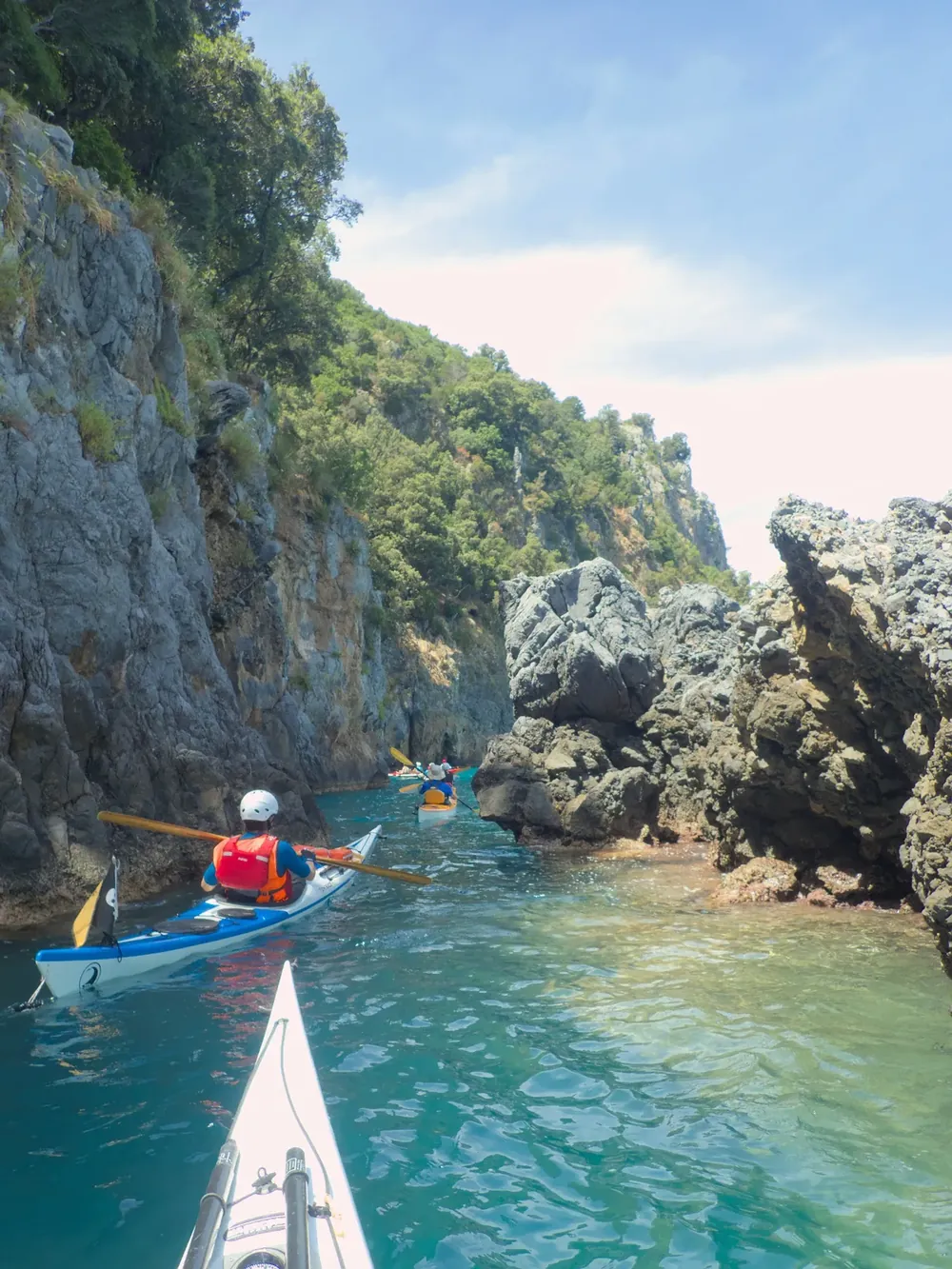 Racconti di navigazione in kayak: un passaggio stretto tra gli scogli, visto dalla prua del kayak