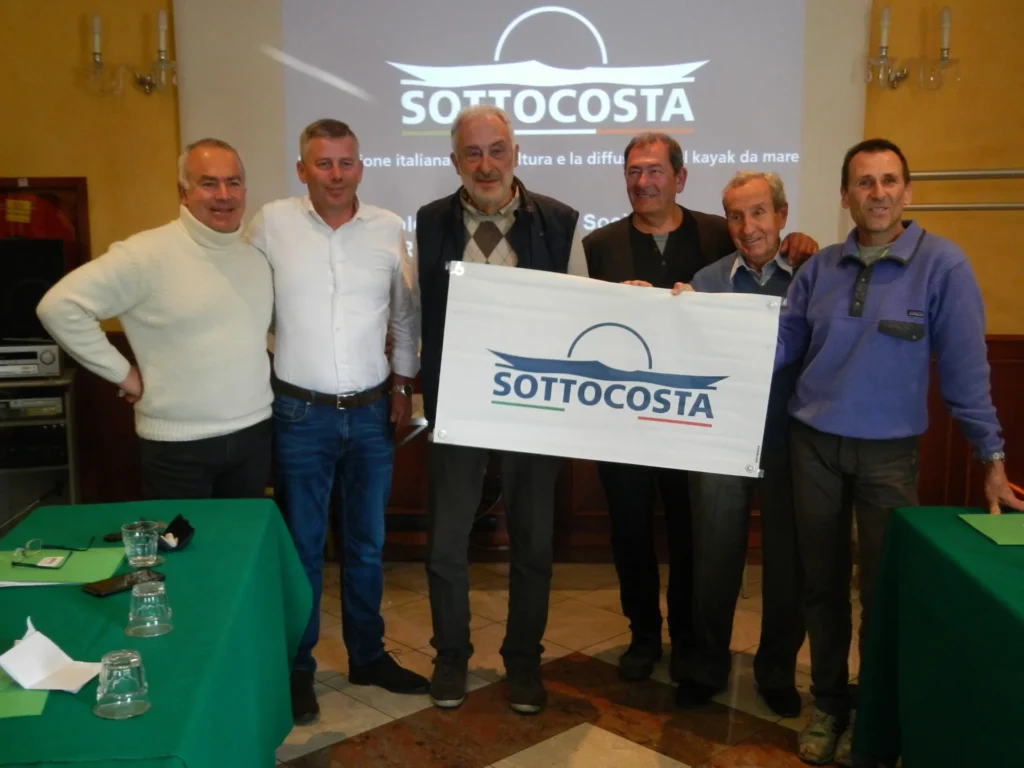 Raduno Tecnici Sottocosta, Reggio Emilia, 1-3 marzo 2019: tecnici in posa con il cartello di Sottocosta
