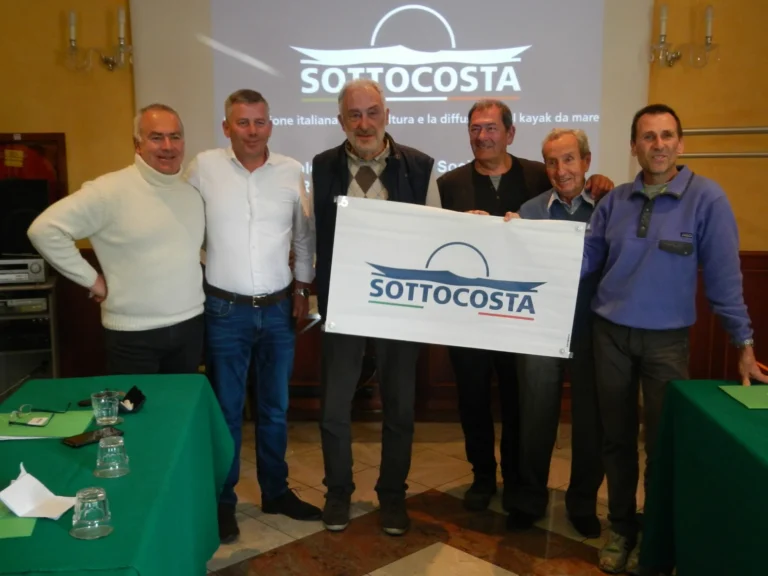 News Raduno Tecnici Sottocosta, Reggio Emilia, 1-3 marzo 2019: tecnici in posa con il cartello di Sottocosta