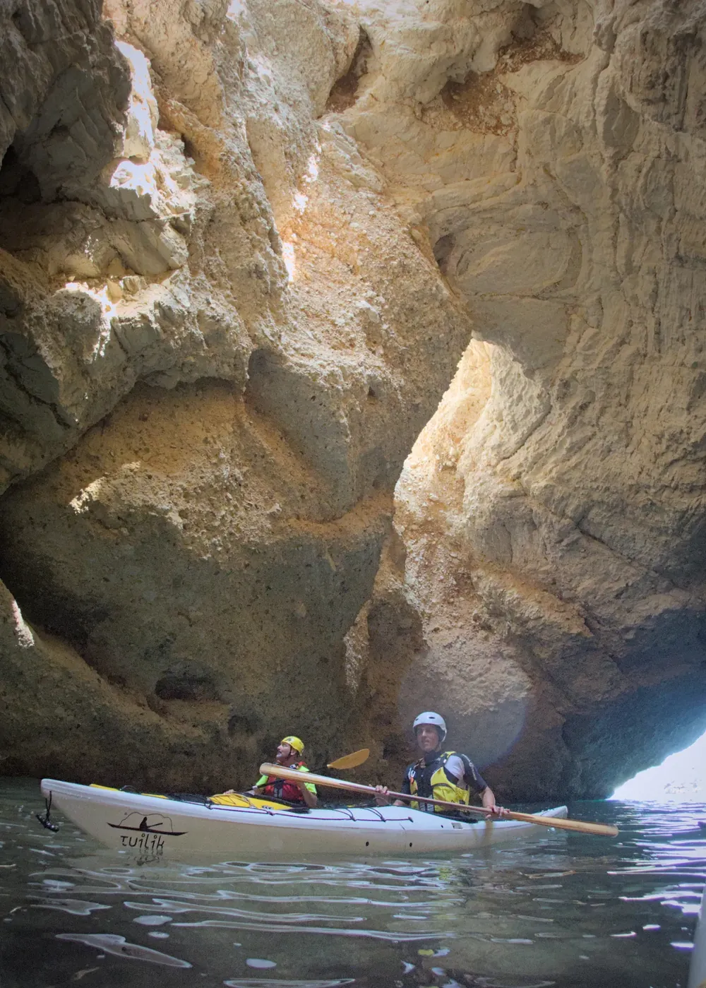 Rete Sottocosta lungo le coste italiane: due kayak da mare sotto un arco di roccia sul mare